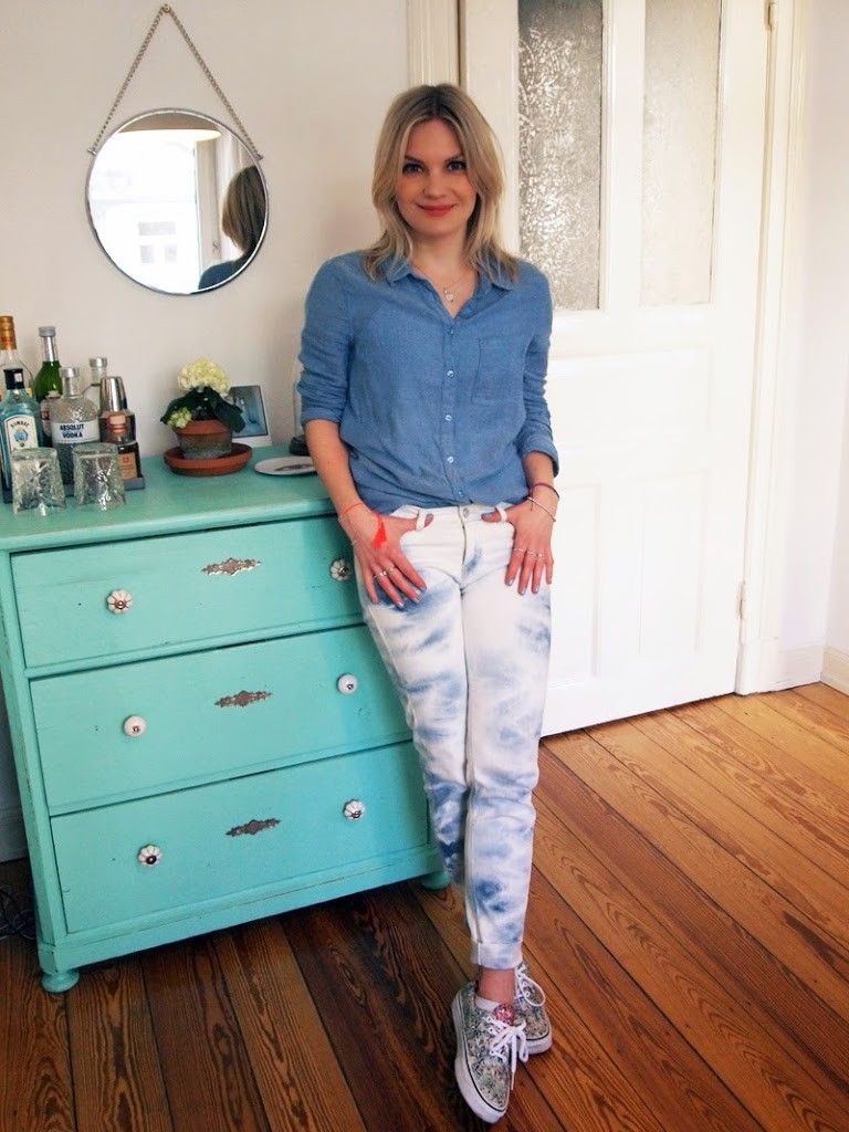 white-and-blue-outfit-snapshot